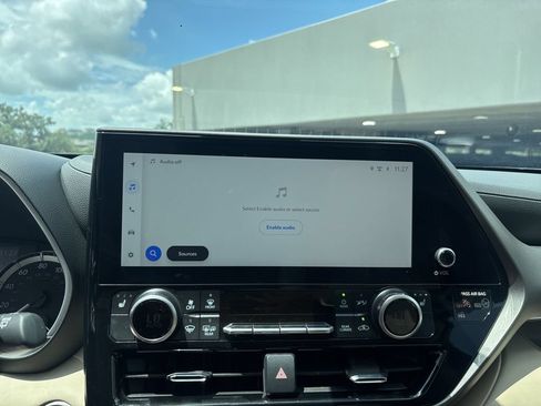 Used 2025 Toyota Highlander XLE FWD image 20