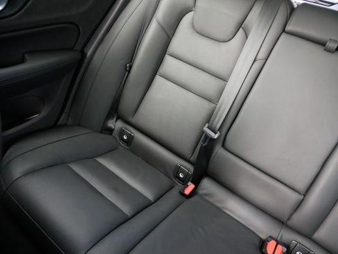 Used 2025 Volvo V60 B5 Cross Country Plus image 12