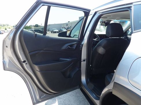 Used 2025 Chevrolet Trax LT FWD image 7
