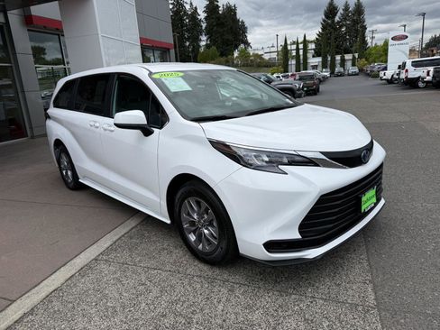 Used 2025 Toyota Sienna LE FWD image 7