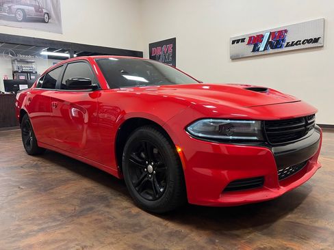 Used 2020 Dodge Charger SXT w/ Leather Interior Group RWD image 3