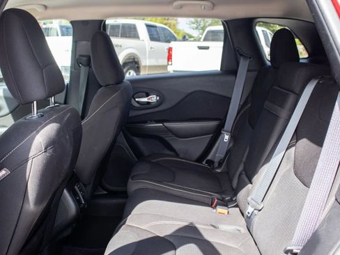 Used 2016 Jeep Cherokee Latitude FWD image 21