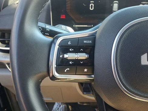 Used 2025 Kia Carnival image 23