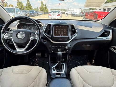 Used 2015 Jeep Cherokee Latitude w/ Comfort/Convenience Group FWD image 3