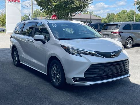 Used 2026 Toyota Sienna XLE FWD image 2