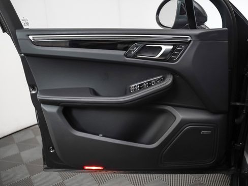 Used 2025 Porsche Macan image 25