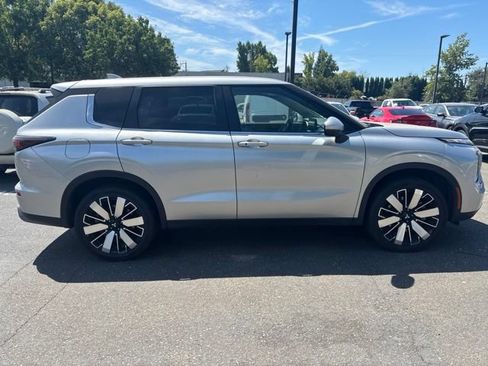 Used 2025 Mitsubishi Outlander SE AWD/4WD image 3