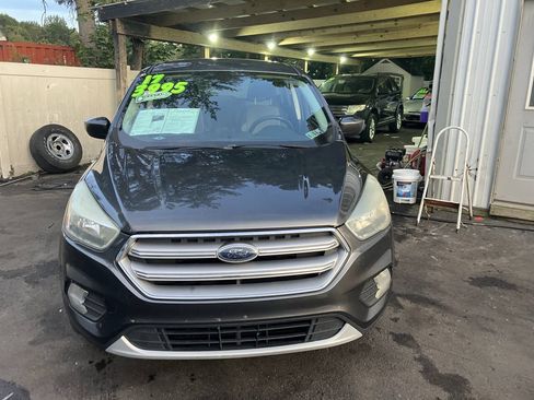 Used 2017 Ford Escape SE FWD image 4