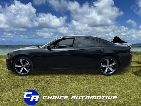 Used 2017 Dodge Charger SXT image 3