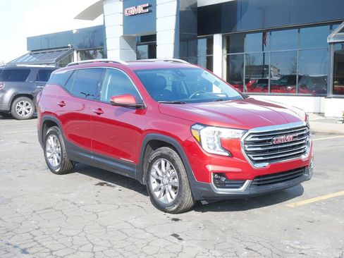 Used 2024 GMC Terrain SLT image 2