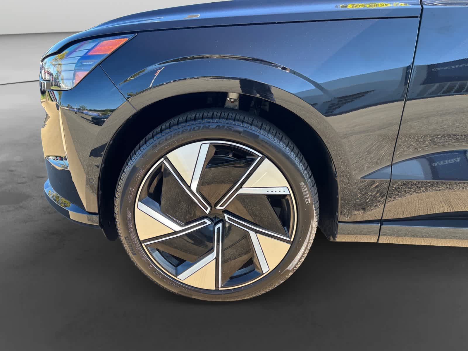 Used 2025 Volvo EX90 Ultra w/ Protection Package Premier AWD/4WD image 9