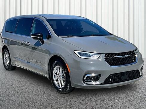 Used 2025 Chrysler Pacifica Select FWD image 1