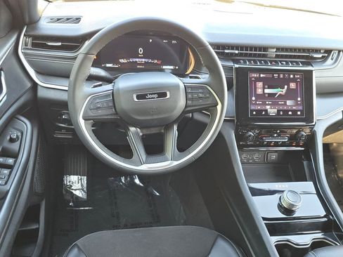 Used 2023 Jeep Grand Cherokee Altitude RWD image 11