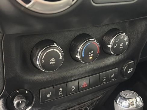 Used 2017 Jeep Wrangler Unlimited Rubicon w/ Connectivity Group AWD/4WD image 21
