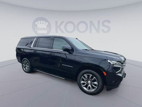 Used 2023 Chevrolet Suburban LT w/ LT Signature Package AWD/4WD image 2