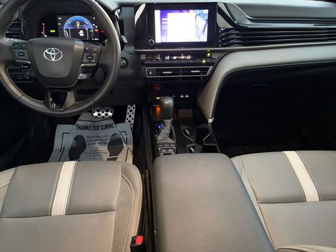 Used 2025 Toyota Camry SE image 11