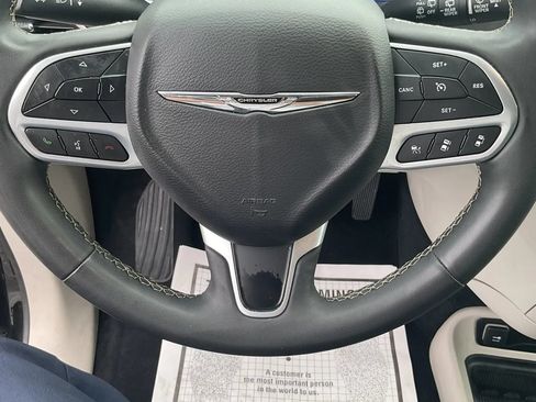 Used 2024 Chrysler Pacifica Touring-L FWD image 14