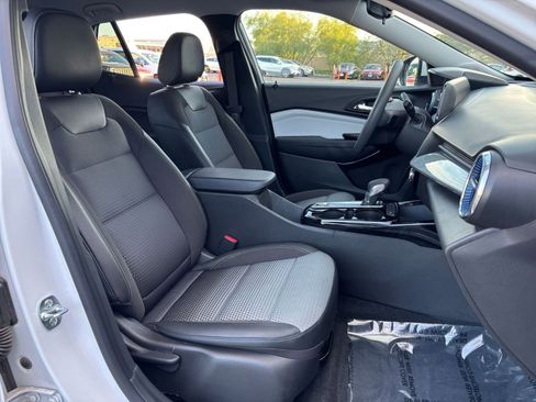 Used 2025 Chevrolet Trax LT image 34