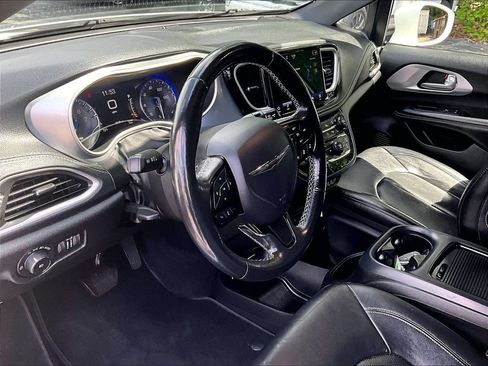 Used 2021 Chrysler Pacifica Touring-L w/ S Appearance Package FWD image 8