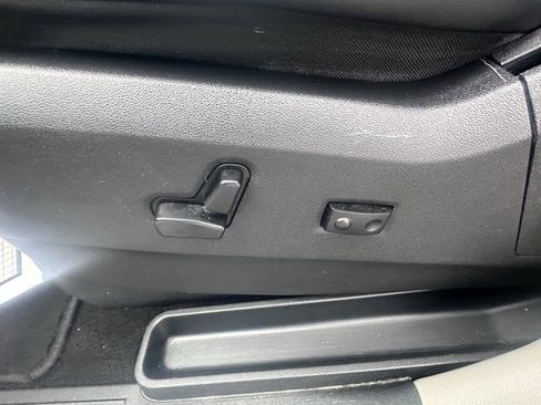 Used 2016 Chrysler Town & Country Limited image 11