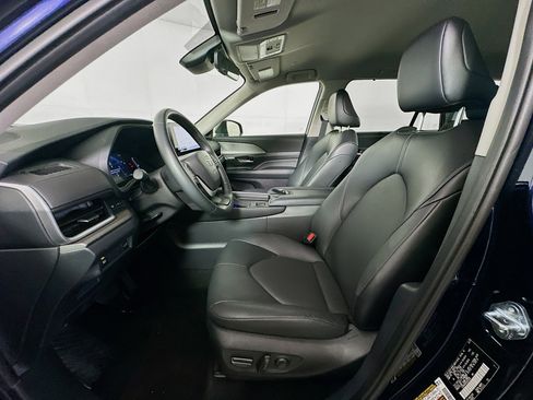 Used 2025 Toyota Grand Highlander XLE image 13