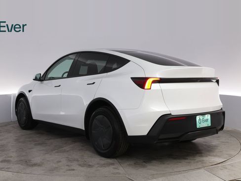 Used 2026 Tesla Model Y 2WD image 10