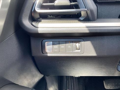 Used 2025 Chevrolet Traverse LT AWD/4WD image 33