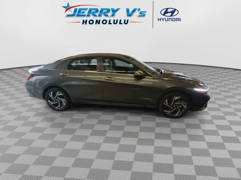 Used 2025 Hyundai Elantra Limited FWD image 9