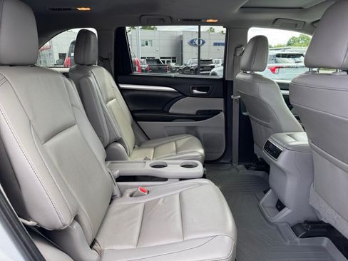 Used 2019 Toyota Highlander XLE AWD/4WD image 26