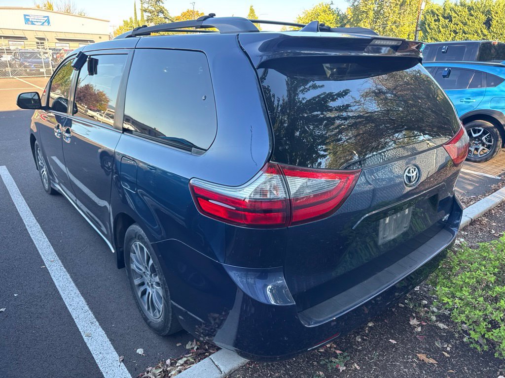 Used 2020 Toyota Sienna XLE w/ XLE Navigation Package FWD image 2