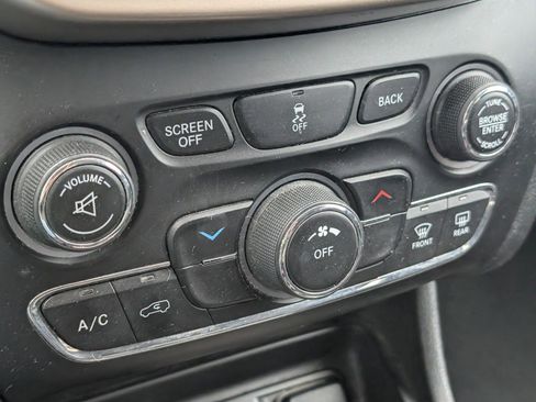 Used 2015 Jeep Cherokee Latitude image 11