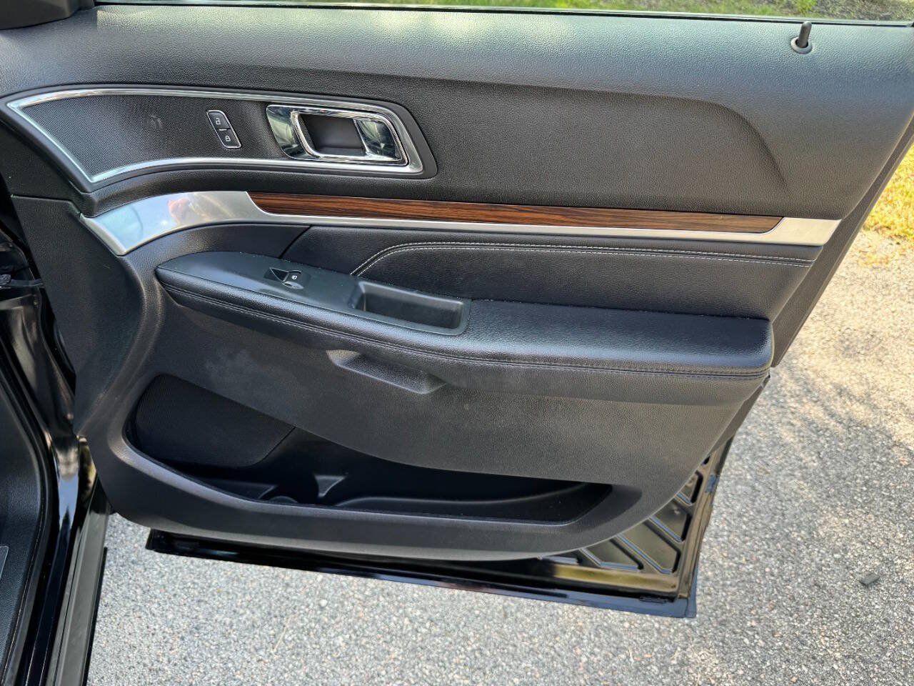 Used 2018 Ford Explorer Limited w/ Equipment Group 301A FWD image 46