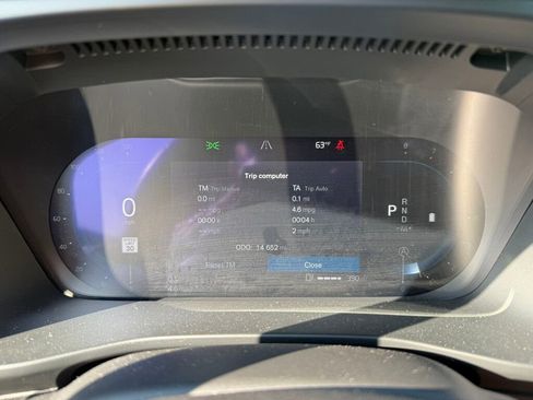 Used 2025 Volvo XC40 B5 Plus image 4