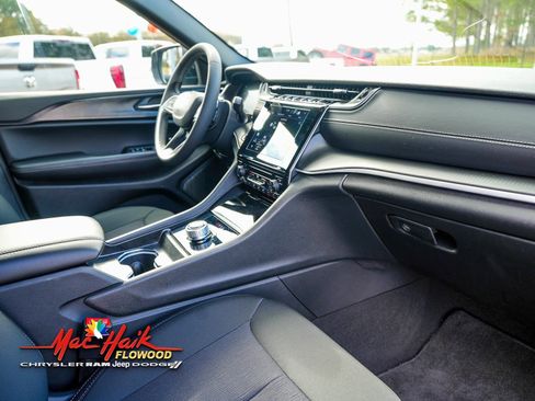 Used 2025 Jeep Grand Cherokee Laredo image 11