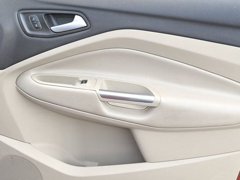 Used 2018 Ford Escape SE image 19