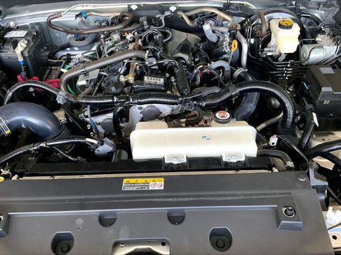 Used 2025 Toyota Tacoma SR5 AWD/4WD image 9