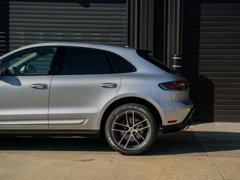 Certified 2025 Porsche Macan image 12