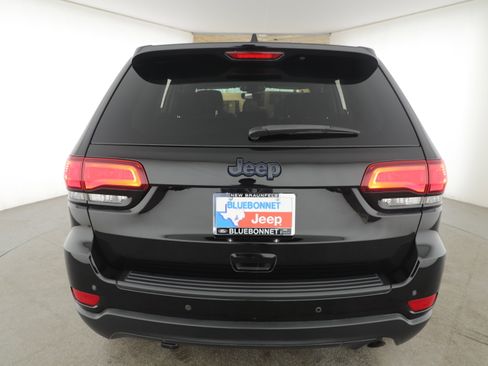 Used 2019 Jeep Grand Cherokee Laredo image 4