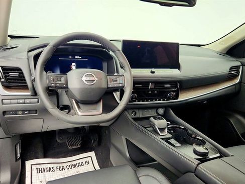 Used 2025 Nissan Rogue Platinum w/ Platinum Premium Package image 12