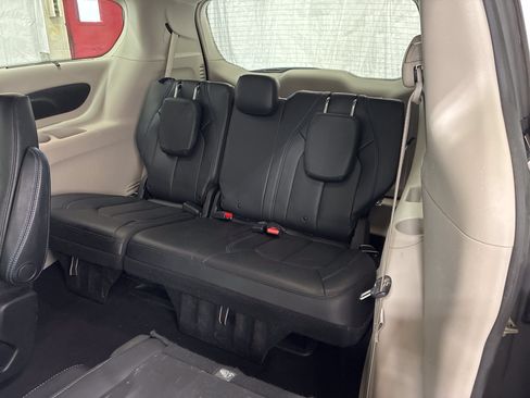 Used 2021 Chrysler Pacifica Touring-L FWD image 10