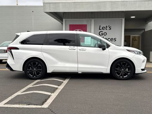 Used 2023 Toyota Sienna XSE image 6