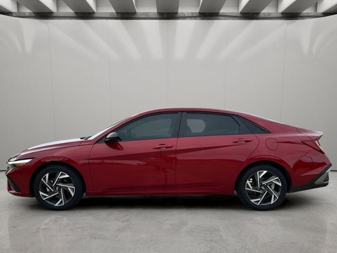Used 2025 Hyundai Elantra Sport image 2