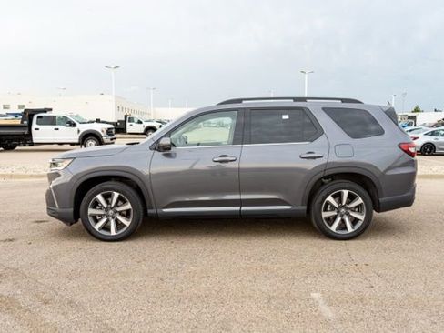 Used 2025 Honda Pilot Touring image 4