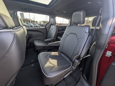 New 2026 Chrysler Pacifica Limited image 15