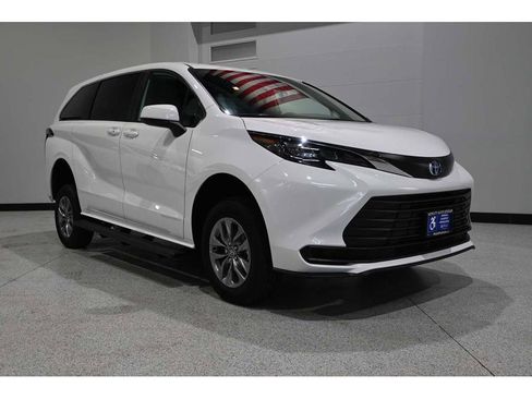 New 2025 Toyota Sienna LE FWD image 3