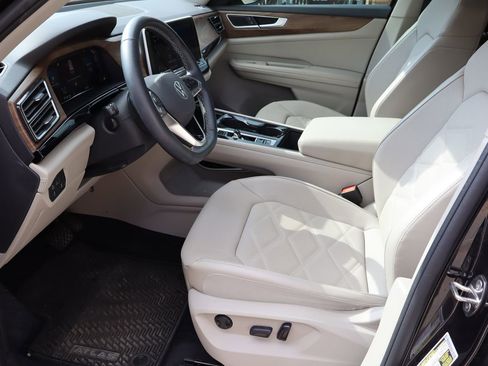 Used 2024 Volkswagen Atlas SE image 16