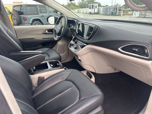 Used 2024 Chrysler Pacifica Touring-L image 17