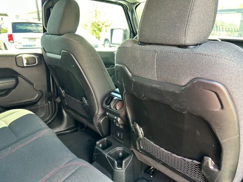 Used 2025 Jeep Wrangler Unlimited Rubicon AWD/4WD image 31