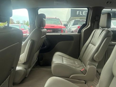 Used 2015 Chrysler Town & Country Touring w/ Driver Convenience Group FWD image 9