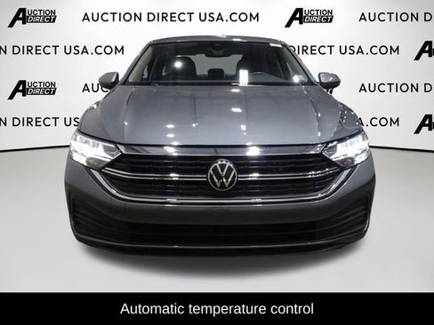Used 2024 Volkswagen Jetta SE image 3